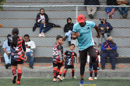 William Araujo muestra los ejercicios a los integrantes de su escuela de fútbol.