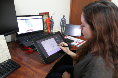 Realidad. Los creadores de cómics tienen distintos métodos para elaborar sus historias, los cuales pueden ir del dibujo digital al tradicional.