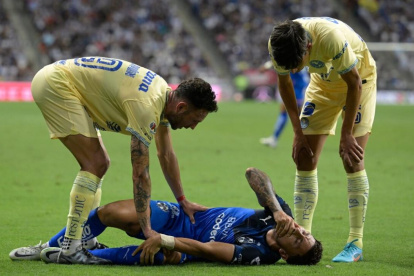 Joao Rojas del Monterrey no pudo terminar el encuentro ante el América, por una lesión en su rodilla.