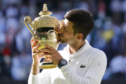 Novak Djokovic, tenista serbio, besa el trofeo luego de ganar Wimbledon.