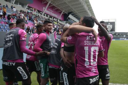Fernando Gaibor (sin camiseta) es felicitado por sus compañeros después de anotar un golazo.