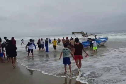 Unión. Toda la población se unió para orar por el regreso de los artesanos, quienes llegaron asustados, pero felices de regresar con vida.