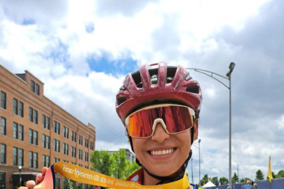 La patinadora tricolor Gabriela Vargas muestra la medalla de oro alcanzada en los Juegoas Mundiales.