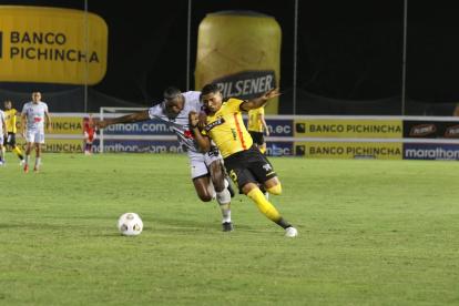 El partido se vuelve parejo en el mediocampo, pero Delfín logra ser más incisivo.