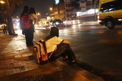 Desprotegidos. En una ciudad convulsionada por la delincuencia, menores se arriesgan para esperar el bus.