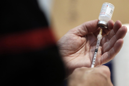 Vista de una dosis de la vacuna contra la covid-19 de Moderna