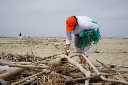 Palos y redes fue lo que más se sacó del mar el pasado domingo.