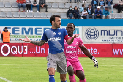 Johan Padilla, golero de Macará, toma de la camiseta al volante de Emelec Sebastián Rodríguez durante el festejo.
