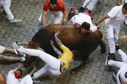 Imagen del peligroso encierro de los Sanfermines de hoy lunes.
