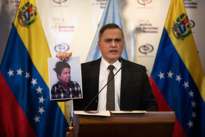 El fiscal general de Venezuela, Tarek William Saab, muestra una foto de Maxiorisol Cumare durante una rueda de prensa en el Ministerio Público en Caracas (Venezuela), el 6 de julio de 2022.