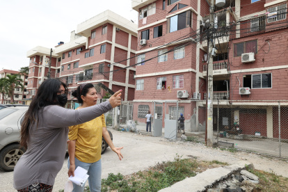 El mal estado de las calles ha sido dado a conocer a las autoridades municipales a la espera que dispongan la regeneración. Con esta se terminarían los ‘tallarines’ colgantes de los postes.