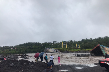 Aislamiento. Los pobladores en Macas tienen más de una semana sin poder cruzar por la fuerza del caudal.