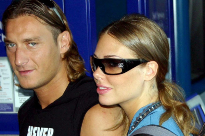 El futbolista italiano del AS Roma, Francesco Totti (i) y su esposa, la presentadora de televisión Ilary Blasi