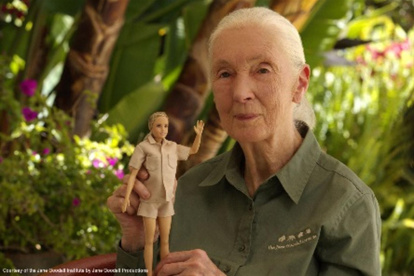 Jane Goodall posando con la muñeca Barbie dedicada a ella.