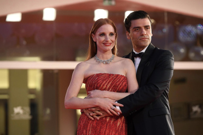 La actriz estadounidense Jessica Chastain (i) y el guatemalteco Óscar Isaac, durante la presentación de "Scenes from a Marriage" en el Festival de Venecia