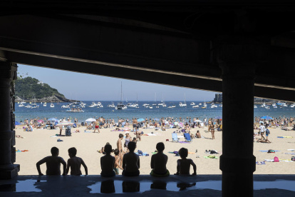 España afrontará mañana miércoles el peor día de la ola de calor que sufre, que se prolongará al menos hasta el próximo lunes, con temperaturas máximas que superarán 40 grados en diversas zonas del país e incluso llegarán hasta 45 grados en algunos puntos.

Este martes va a ser "un día duro", pero el miércoles será "el peor" con la activación de dos avisos rojos: en el Guadiana y en la campiña sevillana por temperaturas de hasta 45 grados, ha asegurado a Efe el portavoz de la Agencia Estatal de Meteorología (Aemet), Cayetano Torres.

Y es que, según Torres, se trata de una ola de calor "muy inusual", que "ya está batiendo récords" pues, por ejemplo, la temperatura máxima alcanzada en las dos olas de calor de 2021 fue casi de 40 grados.

La ola de calor, ha apuntado el portavoz de la Aemet, empezará a aflojar a partir del lunes debido a "la entrada de una perturbación por el oeste peninsular, que provocará una bajada importante del mercurio por toda la mitad occidental de entre 6 y 8 grados".

Las altas temperaturas mantienen este martes en alerta a trece comunidades españolas, con mayor incidencia en Galicia (norte), donde hay aviso rojo (riesgo extremo) por valores de hasta 42 grados.

Durante la jornada del miércoles se esperan temperaturas altas en la mayor parte de la Península y en Mallorca (Baleares), así como presencia de calima en el tercio suroeste peninsular y en Canarias al principio del día.

Casi toda España estará este miércoles en aviso por calor, con Andalucía y Extremadura en alerta roja por temperaturas de hasta 45 grados en la campiña sevillana y en la vega del Guadiana.

Además, Aragón, Castilla y León, Cataluña, Castilla-La Mancha, Madrid, Galicia, Navarra, País Vasco y La Rioja activarán la alerta naranja por temperaturas cercanas o superiores a 40 grados.

En cambio, el nivel amarillo afectará a las regiones de Asturias, Baleares, Cantabria, Murcia y a la Comunidad Valenciana.

La noches también van a ser tórridas durante estos días en gran parte de España, sobre todo en el suroeste peninsular, porque el termómetro no bajará de los 20 grados de mínima y sólo se va a salvar el Cantábrico, la zona más oriental de Aragón, Cataluña y Levante.