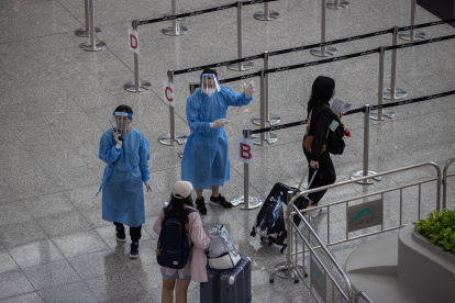 Personal de salud dando indicaciones