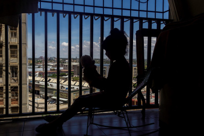 La silueta de una niña jugando con un peluche