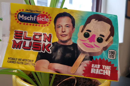 Fotografía del empaque de un helado con el rostro de Elon Musk, el fundador de Tesla, que se vende desde una furgoneta en la calle Broadway, junto a la céntrica plaza de Columbus Circle, en Nueva York