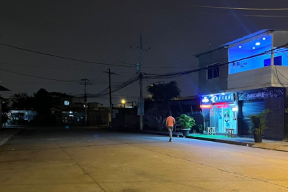 Panorama. Solo la luz de un local alumbra toda la cuadra.