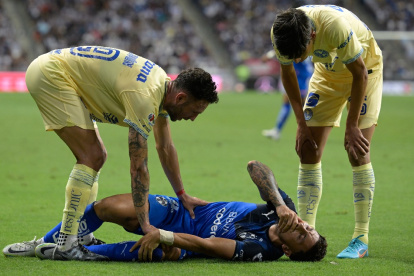 Joao Rojas, jugador ecuatoriano del Monterrey, se lamenta luego de la lesión que sufrió el pasado sábado en el compromiso ante el América, válido por la Liga MX.