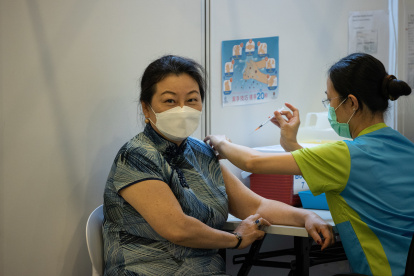 Hong Kong, un país de  unos 7,4 millones de habitantes, registra 342.359 casos de COVID y 9.419 fallecidos por la pandemia JEROME FAVRE / efe