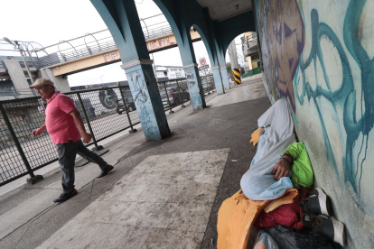 Hecho. Quienes viven en el puente o cerca de este, han roto, robado o garabateado el entorno, incluidas las casas.