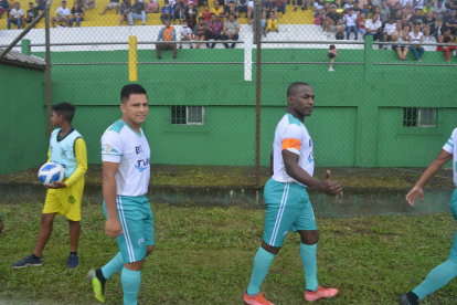 Néicer Reasco (d) es uno de los elementos experimentados de Unión Manabita, rival de Emelec en Shushufindi.