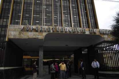 Entidad.- La fachada del edificio de la Superintendencia de Bancos en Quito.