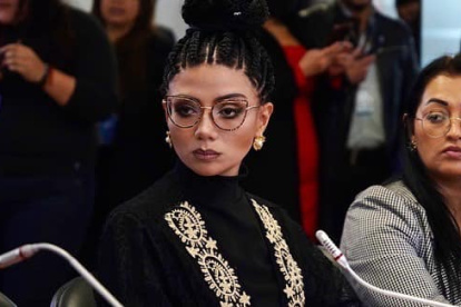 Acusadora. La correísta Jhajaira Urresta leyó sin entender del todo un texto que alguien le escribió