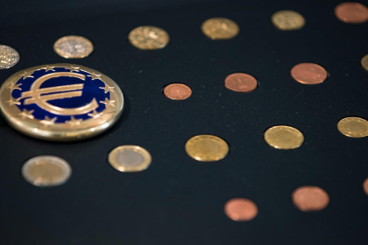Vista de diferentes monedas de euro en un exposición en el Museo de la Moneda de París