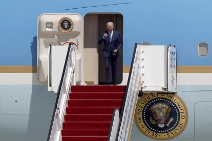 El presidente estadounidense, Joe Biden, sale del Air Force One a su llegada al aeropuerto Ben Gurion, en Lod, cerca de Tel Aviv,
