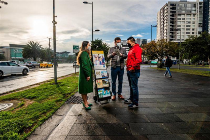 Predicación.- Los testigos de Jehová en exhibidores ofrecen literatura basada en la Biblia.