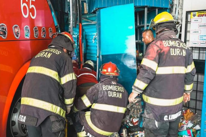 Los rescatistas buscan por más afectados entre los escombros