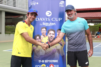 El tenista de 24 años (i) fue felicitado por el capitán Raúl Viver tras vencer en la final a Ángel Díaz por 7-5, 6-0.