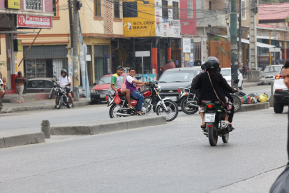 Disposición. El 8 de junio, la Agencia Nacional de Tránsito resolvió la prohibición de circular dos hombres en moto, en el país.