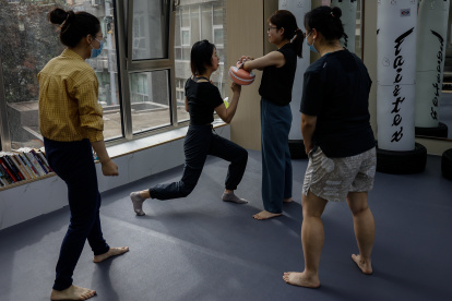 Clase de defensa personal en el gimnasio Jiufu Boxing en Pekín. EFE/EPA/MARK R. CRISTINO