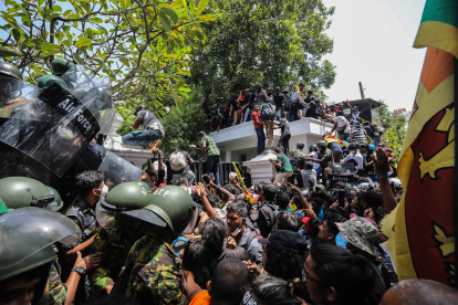Colombo (Sri Lanka), 13/07/2022.- Protesters storm the Prime Minister"s office in Colombo, Sri Lanka, 13 July 2022. Thousands of protesters broke through police barricades and stormed into the Prime Minister"s office on 13 July. Sri Lankan authorities declared a state of emergency and imposed a curfew in the Western Province of the country. According to the speaker of parliament, Sri Lankan President Gotabaya Rajapaksa has authorised the prime minister Prime Minister Ranil Wickremesinghe to carry out presidential duties after the president fled to the Maldives after months of protests against the economic crisis. (Protestas, Maldivas, Estados Unidos) EFE/EPA/CHAMILA KARUNARATHNE