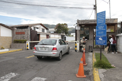 Garitas. Los habitantes de la urbanización Real Alto construyeron dos garitas de acceso vehicular y peatonal sin permiso municipal.