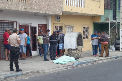 La mujer, de aproximadamente 50 años, iba a dirigirse a su trabajo en el instante del ataque.