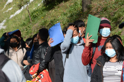 Personas esperando que reciban sus carpetas laborales.