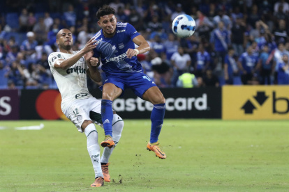 Alexis Zapata (d) de Emelec , en una fotografía de archivo.