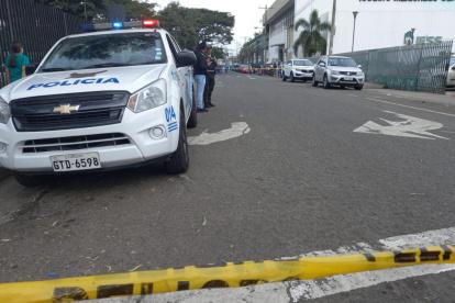 Escena. La policía llegó al lugar del crimen para recabar información de los sucedido