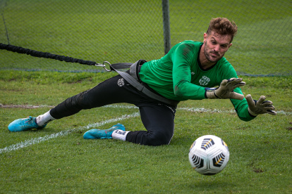 Javier Burrai, arquero de Barcelona, aporta seguridad bajo los tres palos al cuadro amarillo.