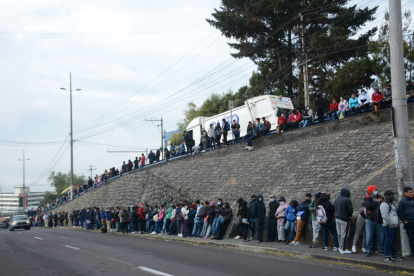 Interminable. Así fue la fila que se formó en los exteriores de la empresa de Aseo.