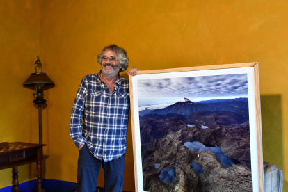 El profesional junto a una de sus fotografías