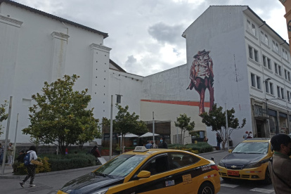 Obra. Se levanta en la Plaza de los Capellanes, en García Moreno y Mejía.