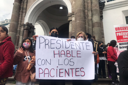 Pacientes de diversas enfermedades, acompañados de familiares y dirigentes, realizaron un plantón y una misa en Quito en reclamo de medicinas.
