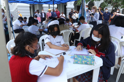 Los alumnos en acción al aire libre.