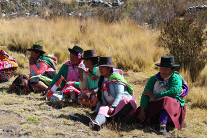 Mujeres son vistas el 7 de junio de 2022 en el departamento sur andino de Apurímac (Perú). EFE/Paula Bayarte